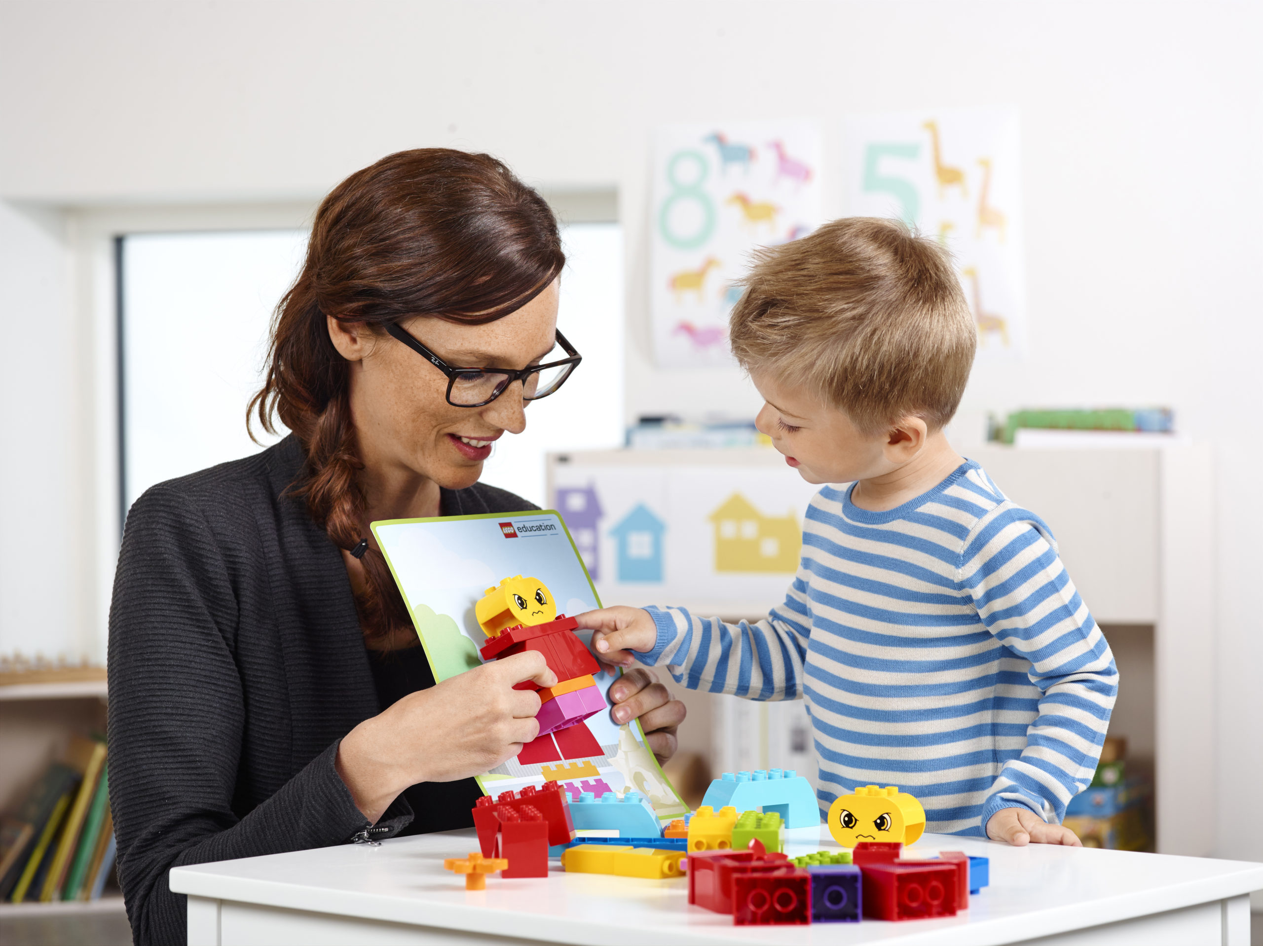 Lerares en kind met lego