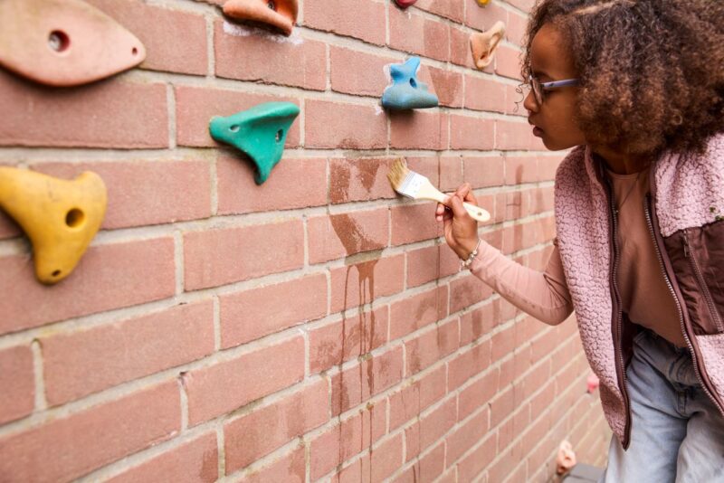 kind schilderen met water
