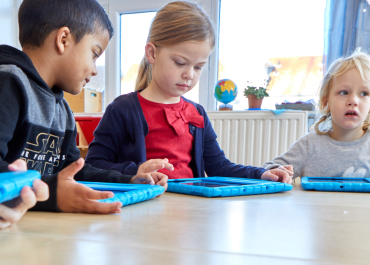 Kinderen op een iPad