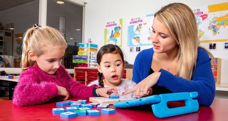 Docent die haar inzichten van de trainingen onderwijs, inzet in de klas