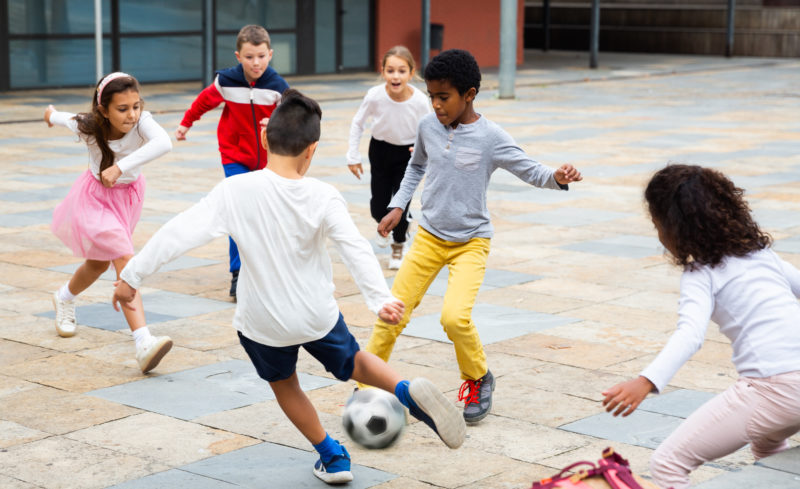 voetbal op het schoolplein