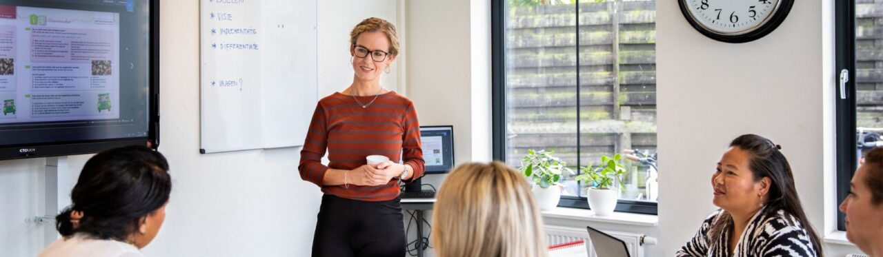 vrouw die een training geeft in onderwijsadvies