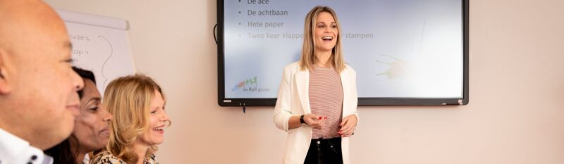 Foto van de training De schooldirecteur doet ertoe bij de basisvaardigheden die wordt gegeven door een professional en waar de docenten naar luisteren