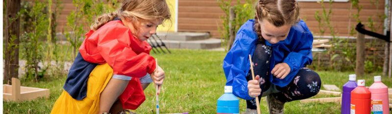 kinderen buiten verven