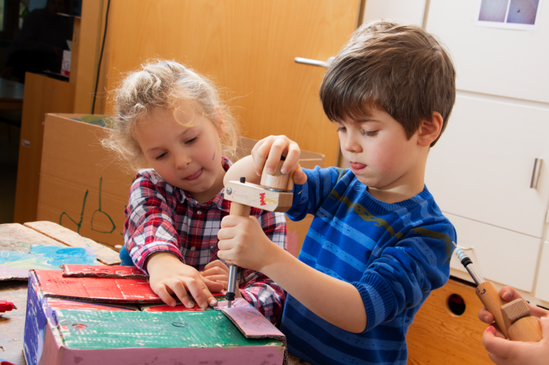 Kinderen-spelen-met-houten schroevendraaier