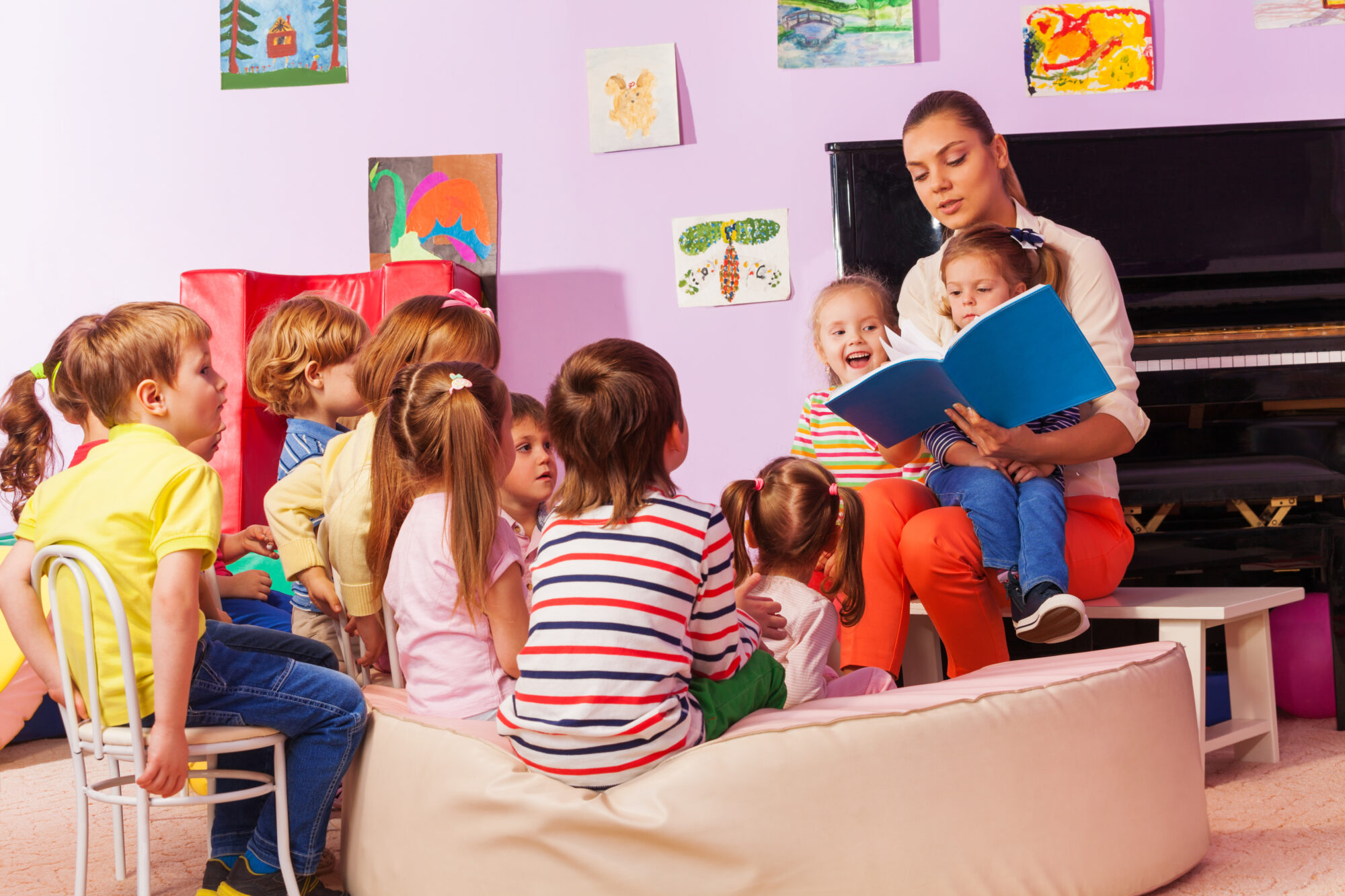 Juf leest voor aan een klas