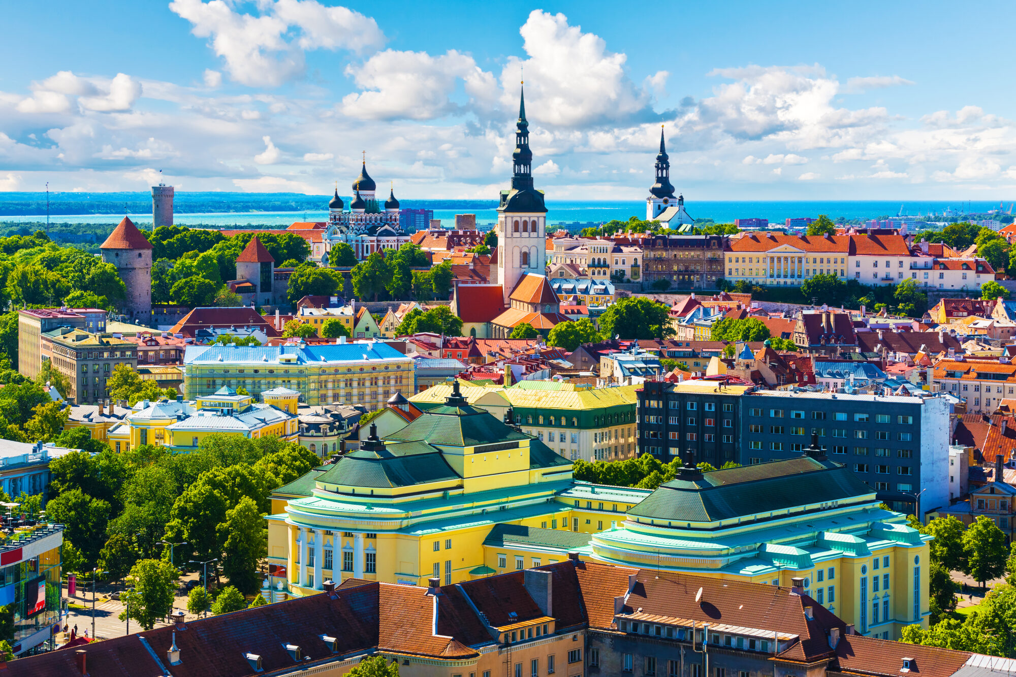 Uitzicht op Tallinn, de hoofdstad van Estland, met moderne architectuur die inspiratie biedt voor studiereizen.