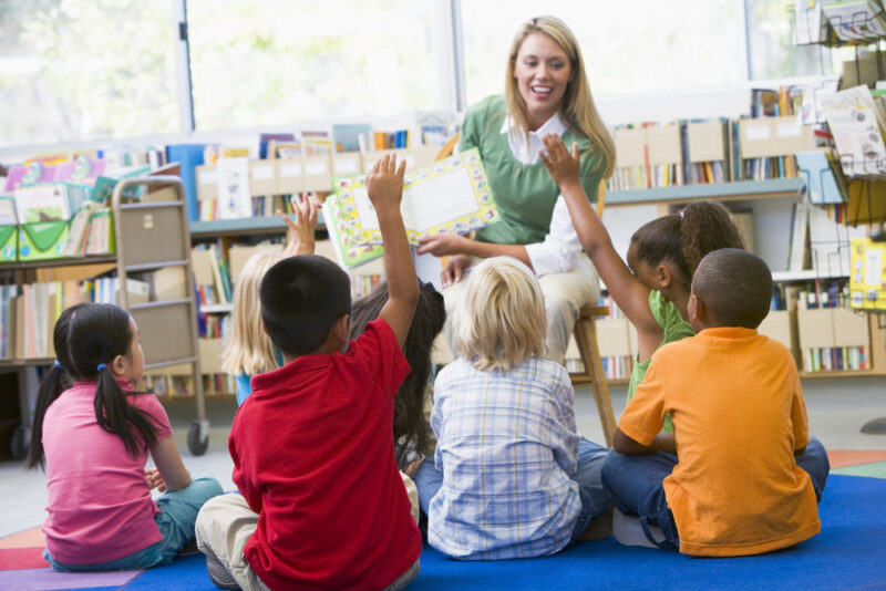 Juf leest voor aan kinderen