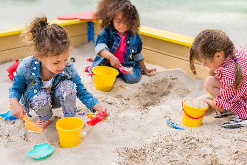 Kinderen spelen in zandbak