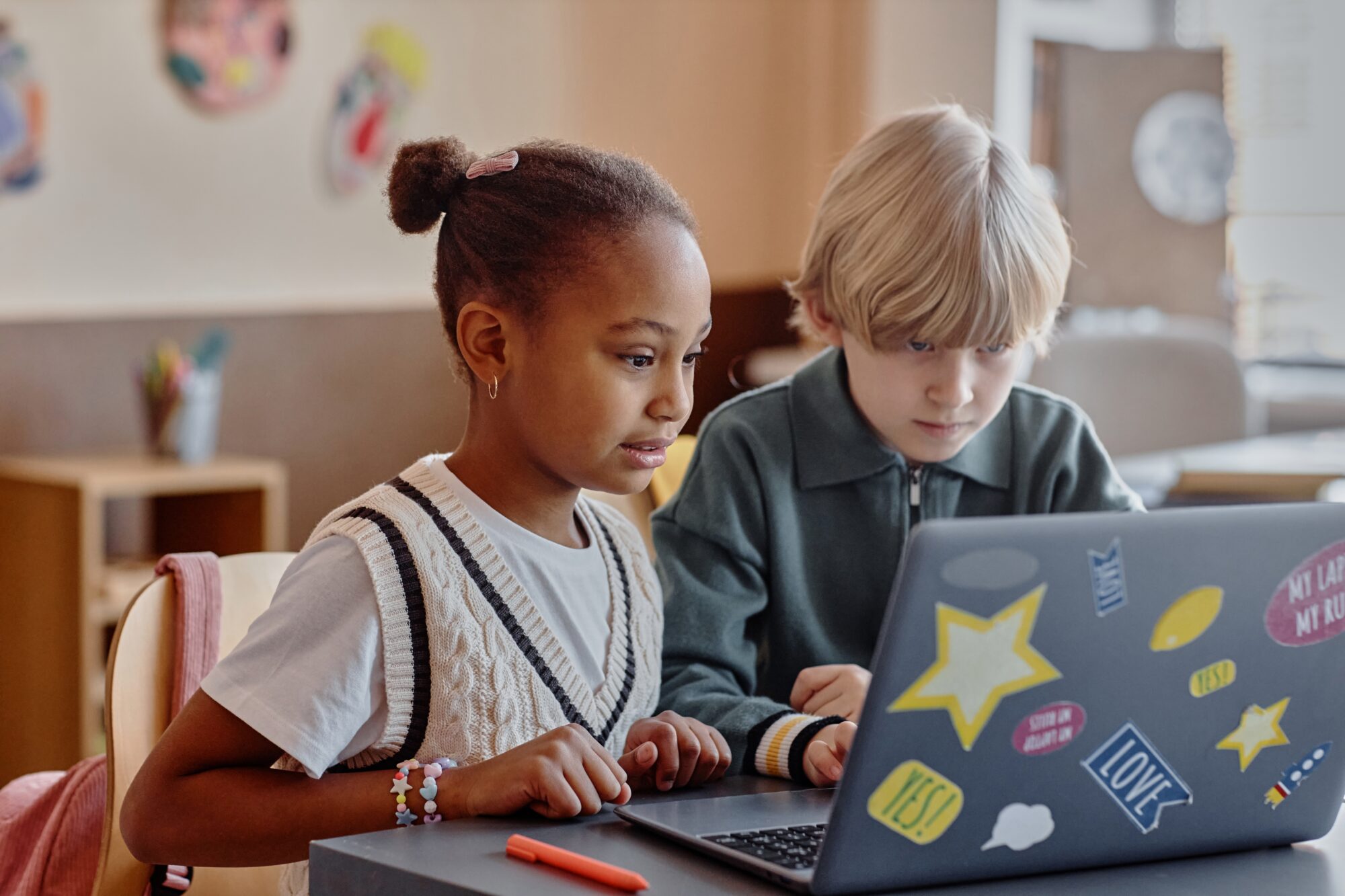 Twee kinderen in de klas met een laptop