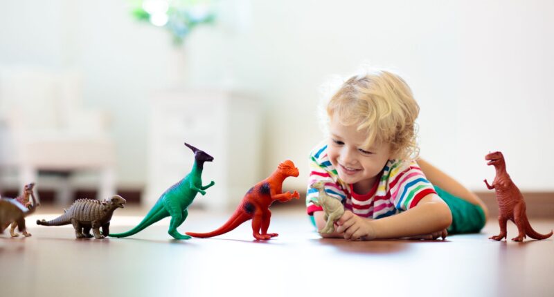 kind-spelend-met-dinosaurus