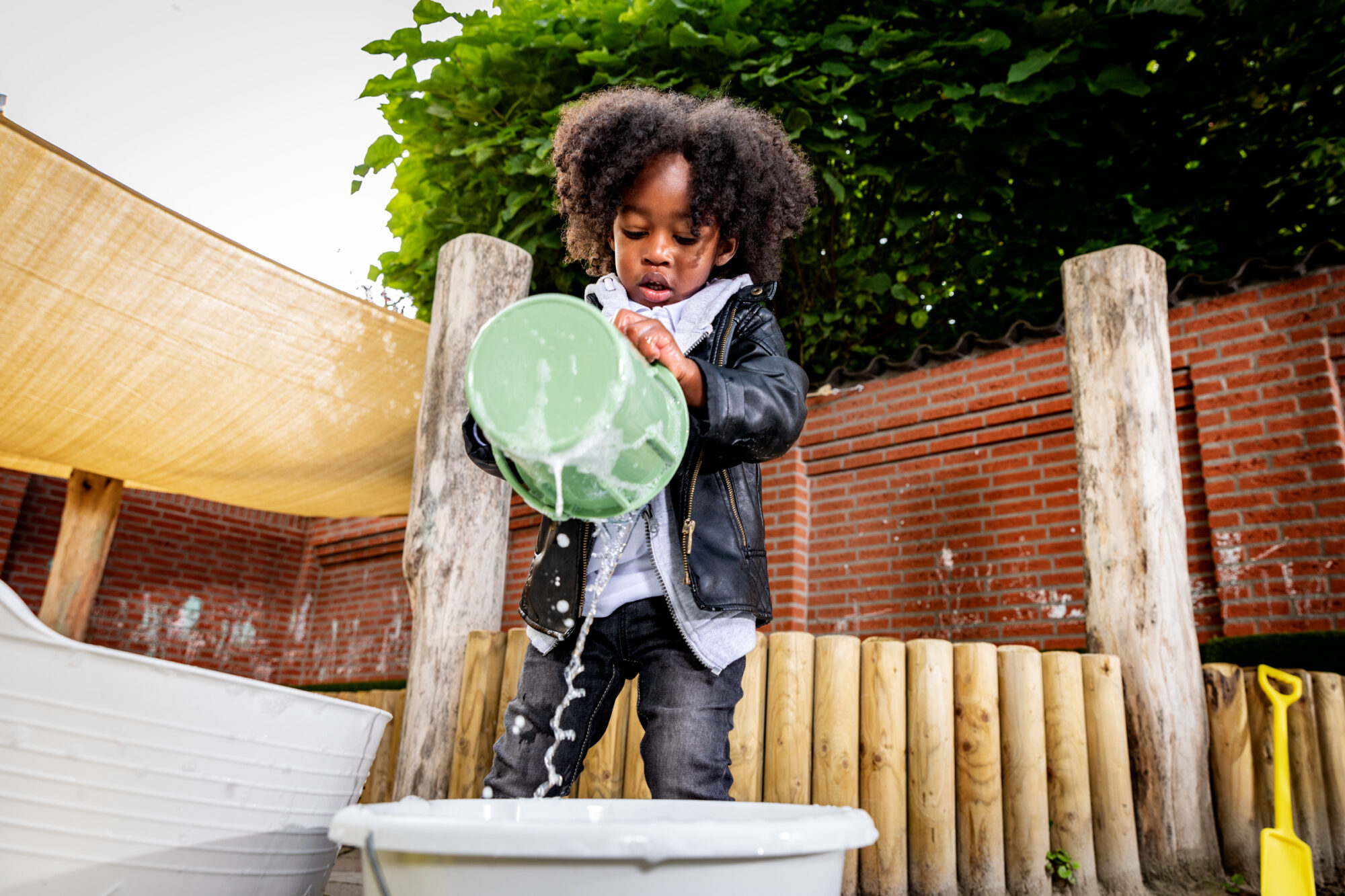 Jongen aan het kliederen met water