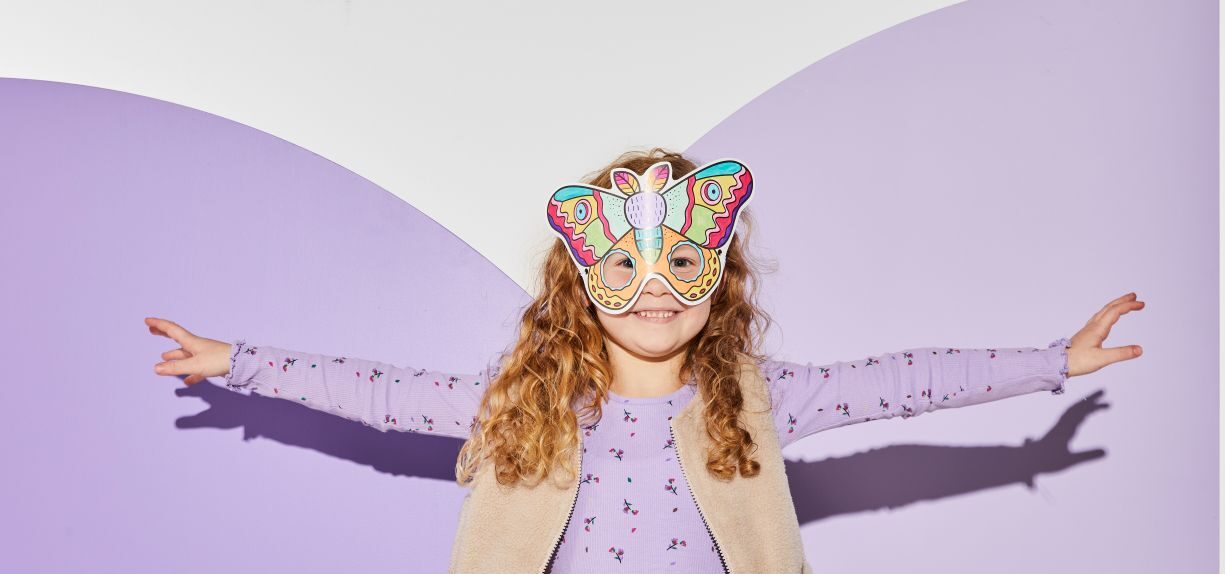 Kind met vlindermasker