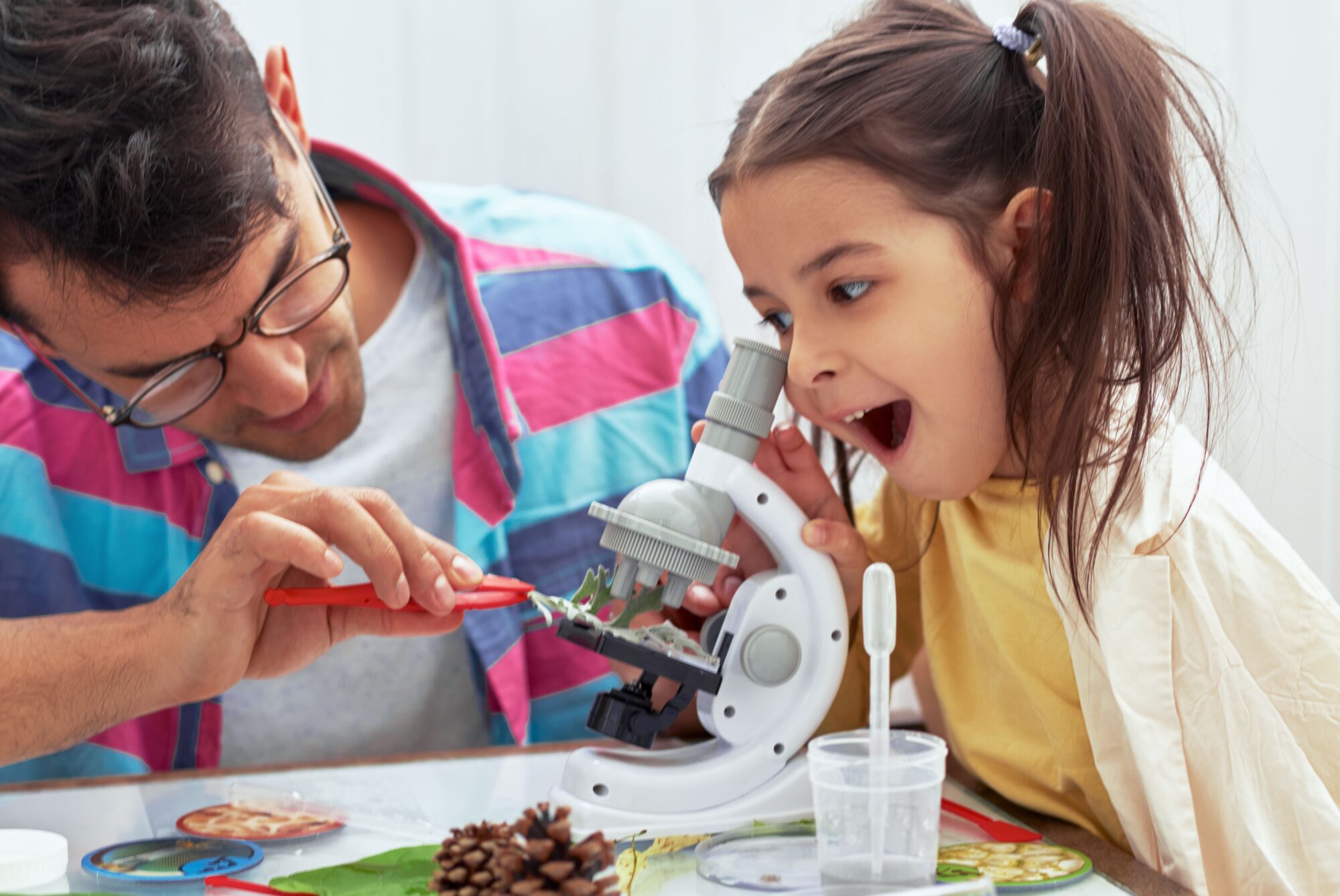 kind kijkend door een microscoop