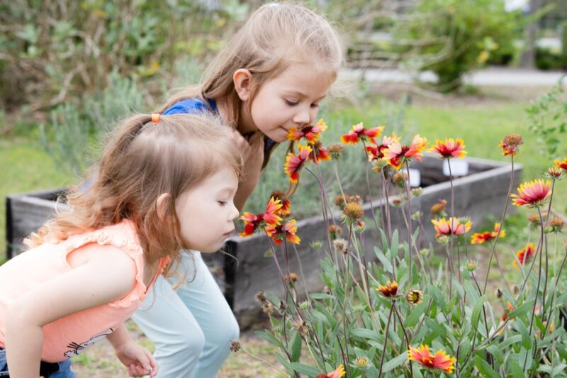 kinderen aan het tuinieren
