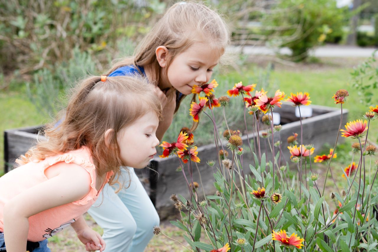 kinderen aan het tuinieren