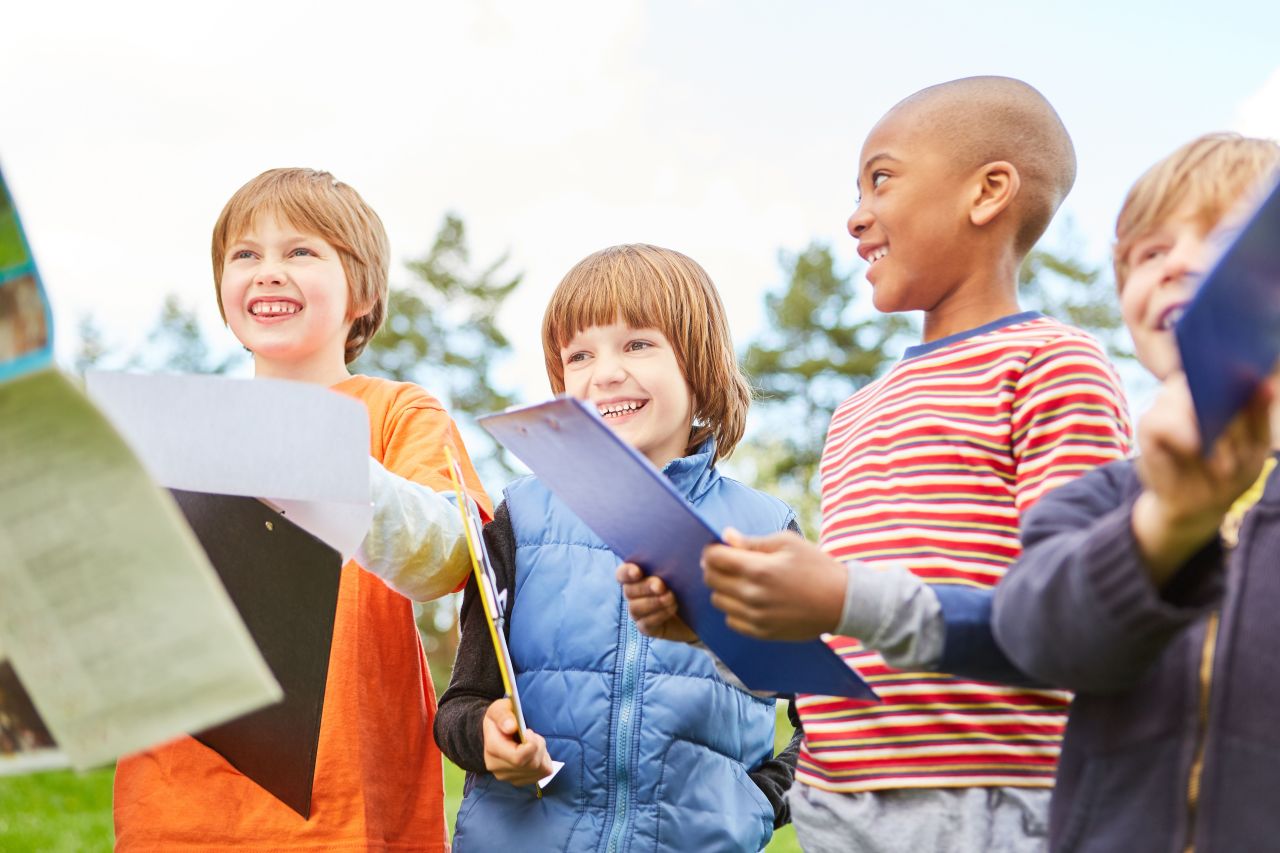 kinderen bezig met een schatkaart