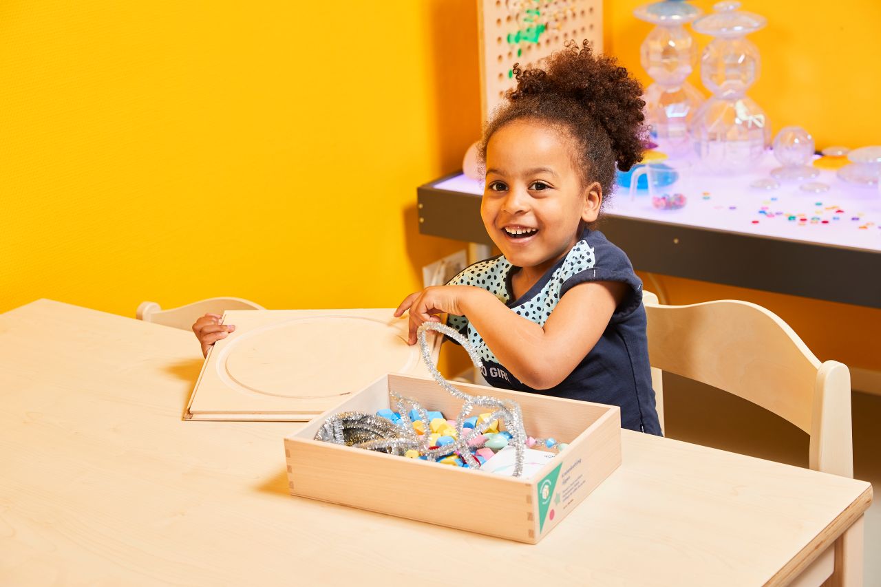 meisje spelend met educatief materiaal