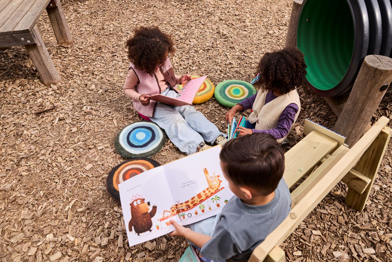 kinderen die buiten aan het lezen zijn