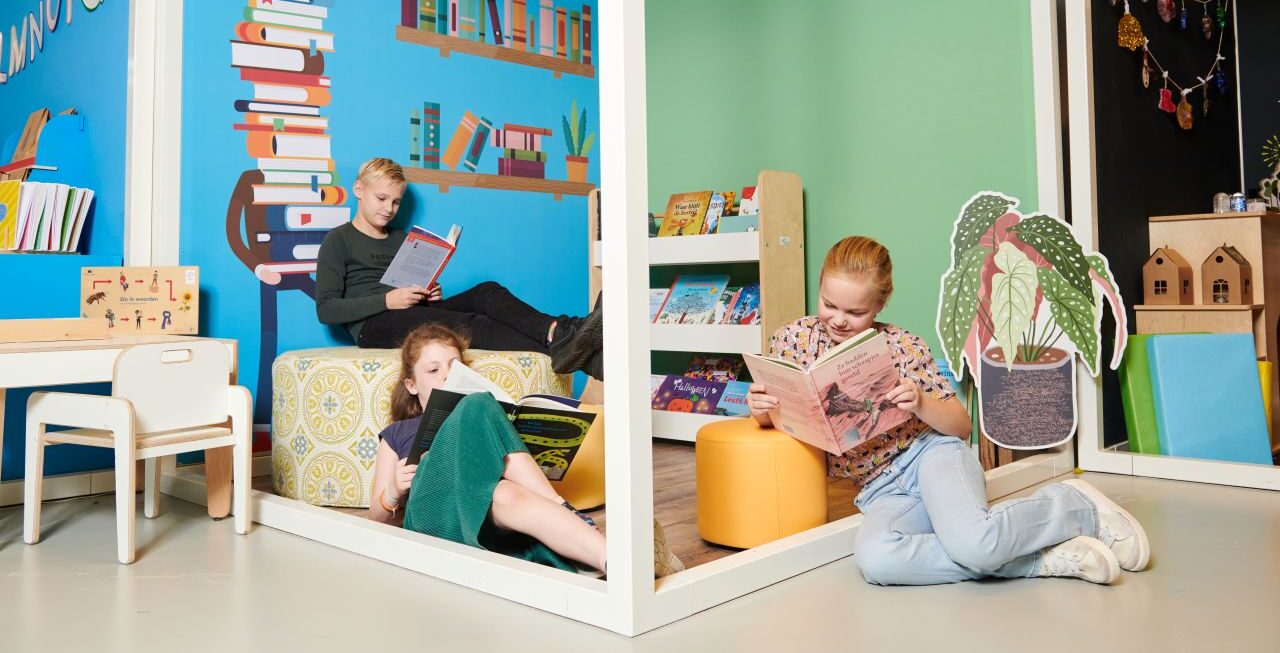 Kinderen in leeshoek