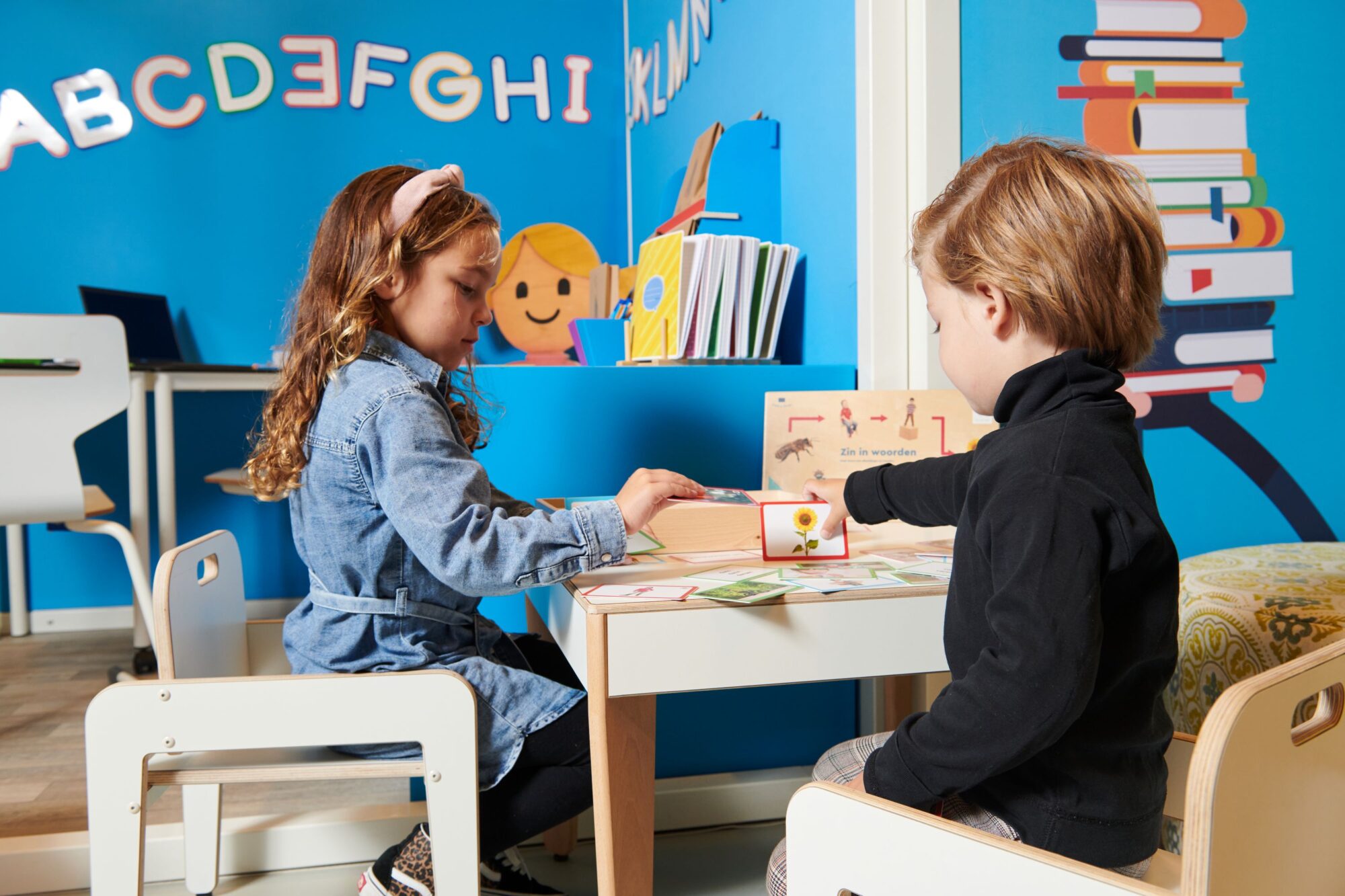 Kinderen spelen in de taalhoek