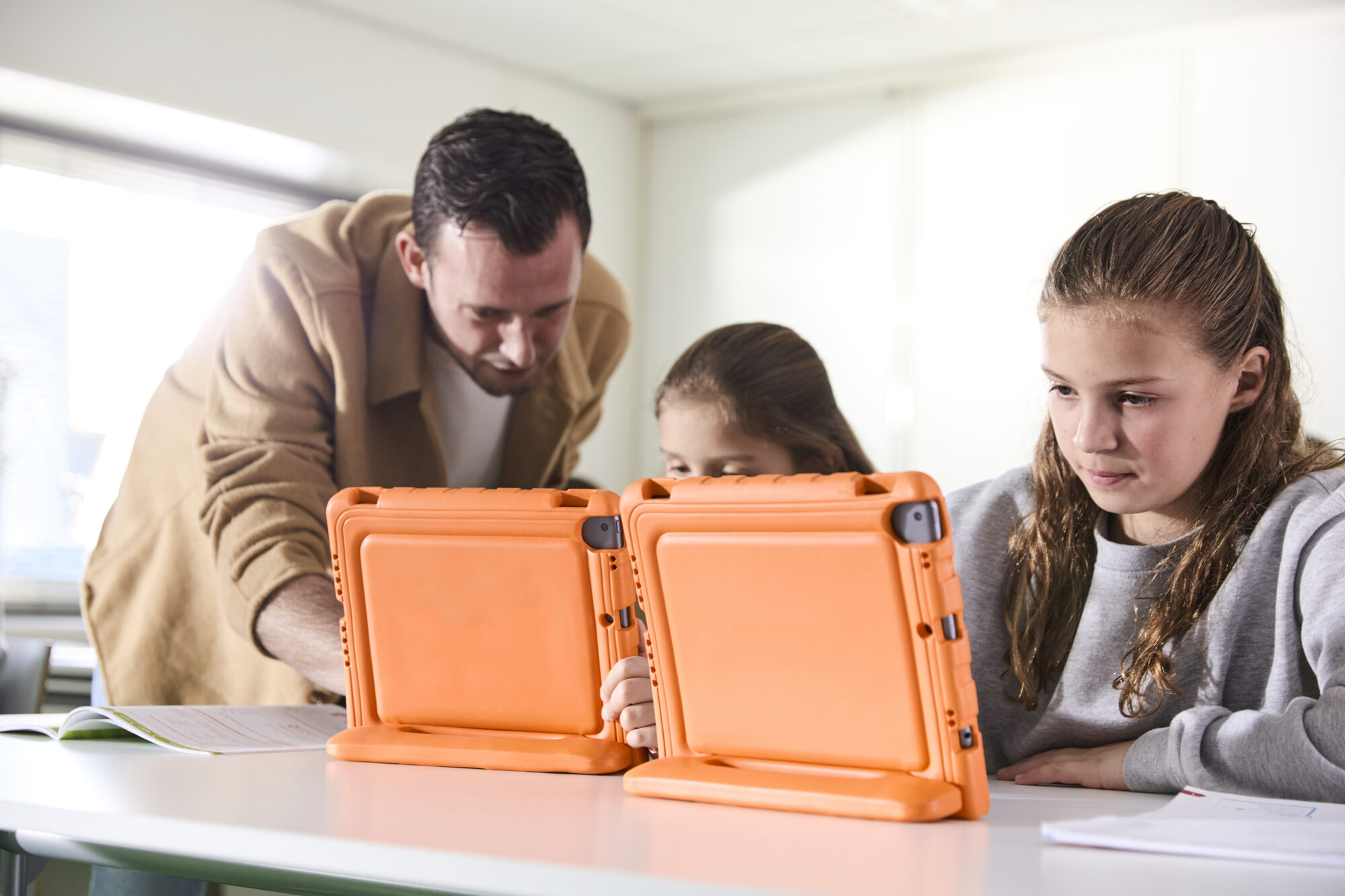 Docent met leerlingen ipads