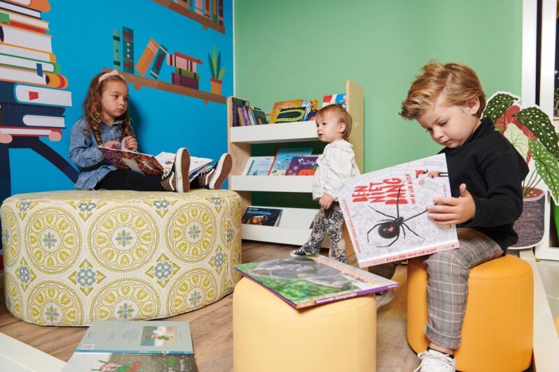 Kinderen in de leeshoek