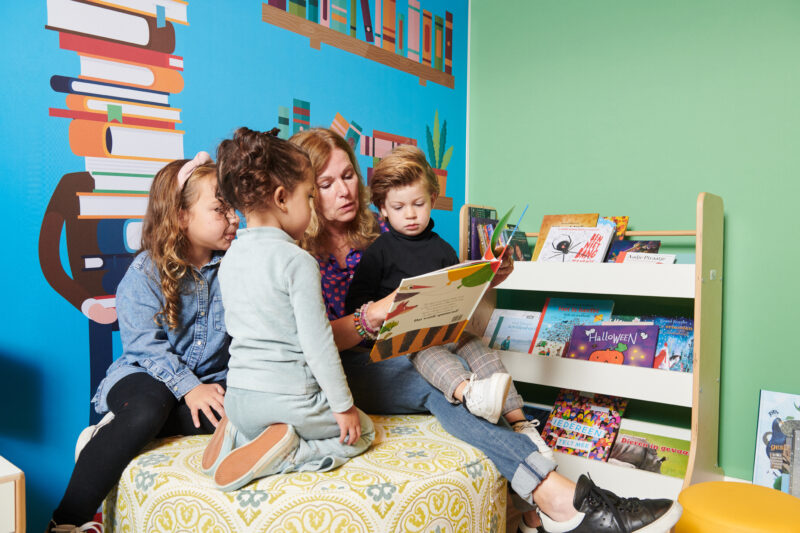 Kinderen in de leeshoek