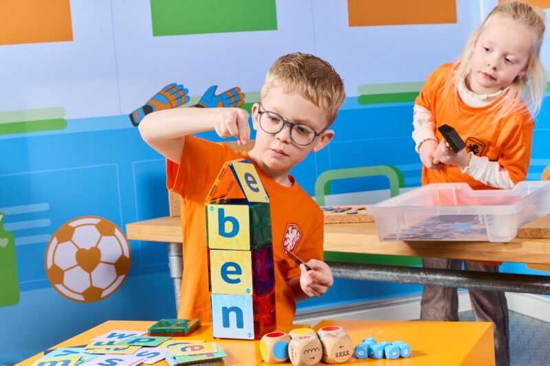kind aan het spelen met coblo toppers letters