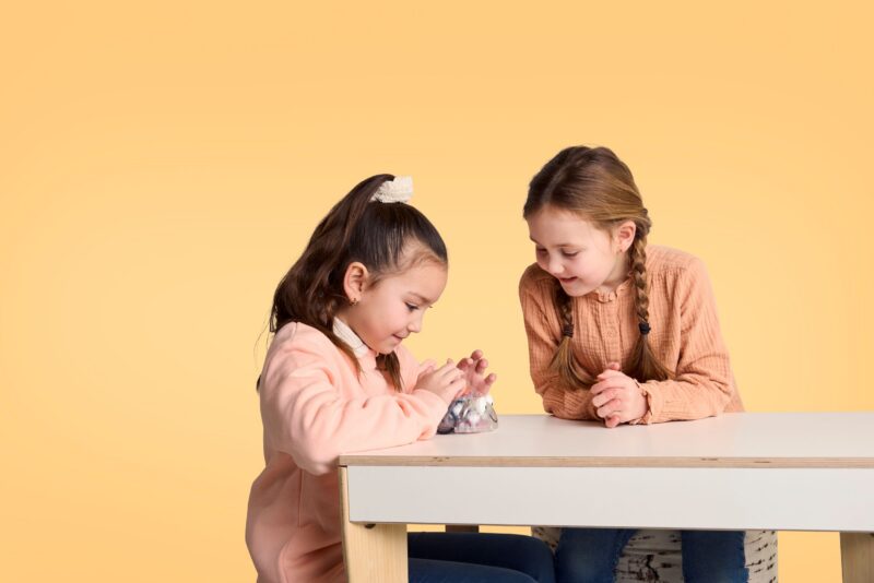 kinderen aan het spelen met een robot